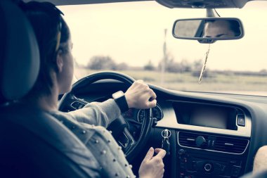 Araba süren genç bir kadın.. 