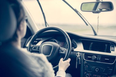 Araba süren genç bir kadın.. 