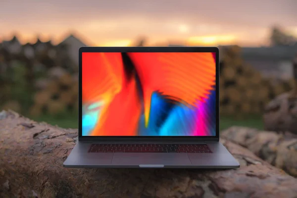 Een Laptop Met Een Leeg Scherm Houten Balken — Stockfoto