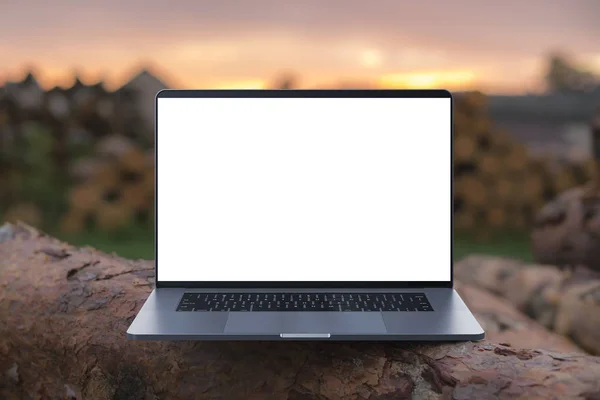 Ein Laptop Mit Einem Bunten Bildschirm Auf Holzbalken Laptop Fokus — Stockfoto