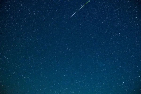 Gece gökyüzü ve yıldızlar meteor veya kayan yıldız