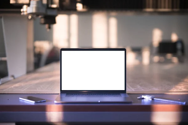 Ноутбук Инженер Лежит Фрезерном Станке Cnc — стоковое фото