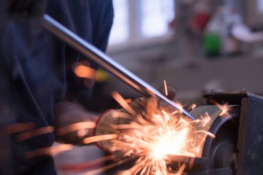 Bir kemer Öğütücü çalışan parlatır.