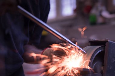 Bir kemer Öğütücü çalışan parlatır.