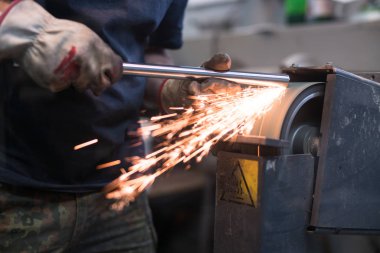 Bir kemer Öğütücü çalışan parlatır.