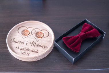 Alyans ve bir yay için gömlek kravat.