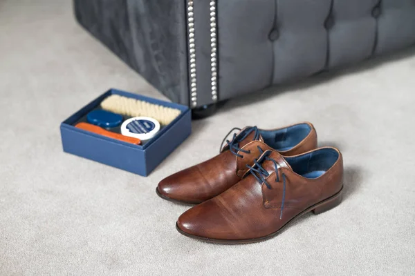 Groom\'s shoes in brown leather.