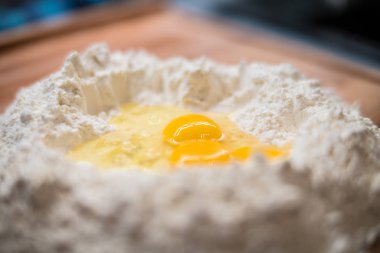 Yumurta unu ahşap bir masa üzerinde