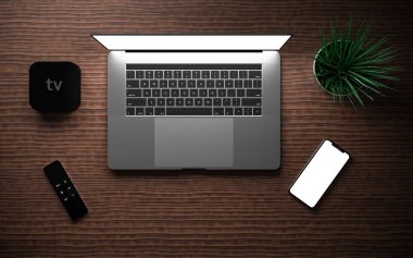 Laptop ve boş ekran, dijital medya çalar cihaz ile Uzaktan dokunmatik denetleyicisi ile smartphone.