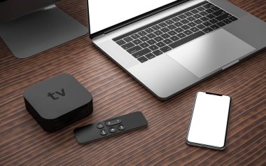 Laptop ve boş ekran, dijital medya çalar cihaz ile Uzaktan dokunmatik denetleyicisi ile smartphone.