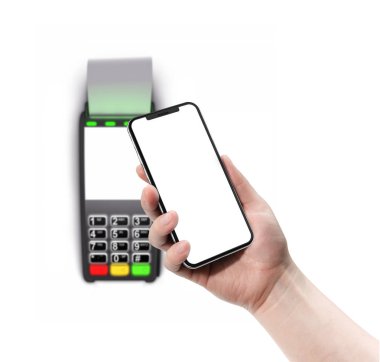 Beyaz arka planda yalıtılmış bir eldeki ödeme terminali ve akıllı telefon.