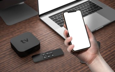 boş ekran ile Smartphone tutan kadın.