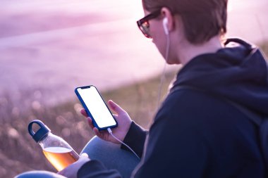 boş ekran ile Smartphone tutan kadın.