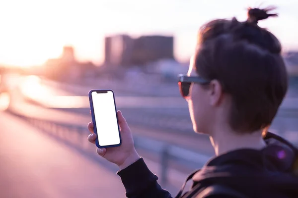 Mujer Sosteniendo Smartphone Con Pantalla Blanco —  Fotos de Stock