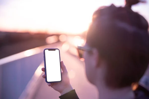 Mulher Segurando Smartphone Com Tela Branco — Fotografia de Stock