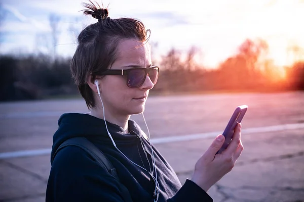 Žena Držící Smartphone Prázdnou Obrazovkou — Stock fotografie