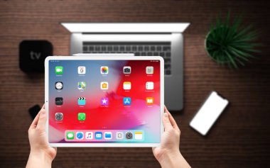 Krakov, Polonya - 31 Mart 2019: ipad Pro tablet Apple'nın yeni sürümünü.