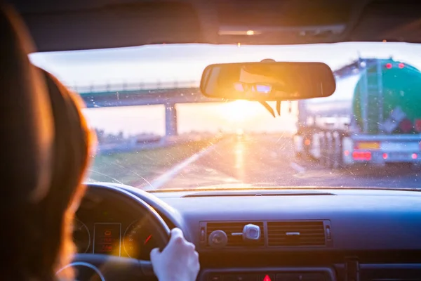 Žena Která Řídila Auto Při Západu Slunce — Stock fotografie