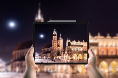 Kadın ana Krakow piyasada tablet ile fotoğraf çekimi.