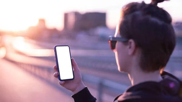 Žena Používá Smartphone Při Západu Slunce — Stock fotografie