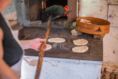 Eski bir yazlık eski pişmiş ekmek.