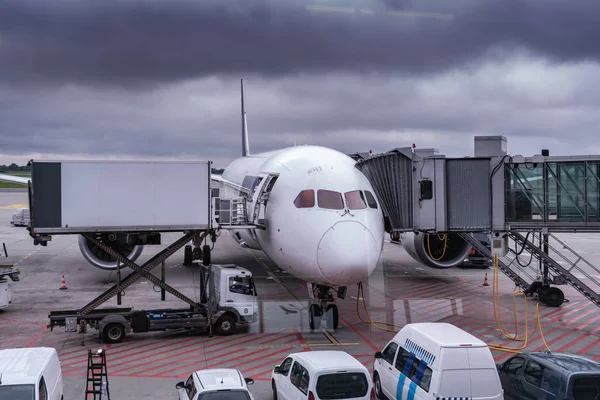 空港に立つ飛行機 — ストック写真