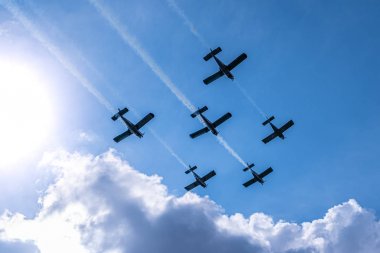 Uçaklar hava gösterisinde. Akrobasi ekibi Krakow, Polonya'da hava gösterisi nde uçuş gerçekleştirir.