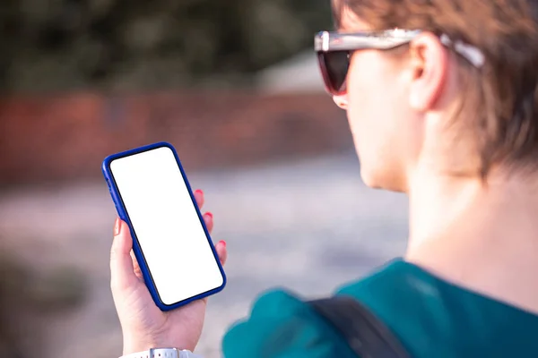 Mulher Segurando Smartphone Com Tela Branco — Fotografia de Stock