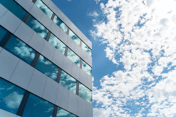 Bâtiments Bureaux Modernes Arrière Plan Ciel Avec Des Nuages — Photo