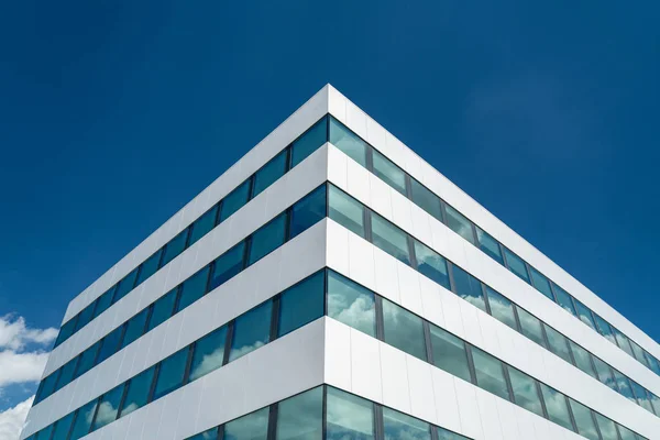 Moderna Kontorsbyggnader Bakgrunden Skyen Med Moln — Stockfoto