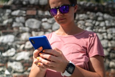 boş ekran ile Smartphone tutan kadın.