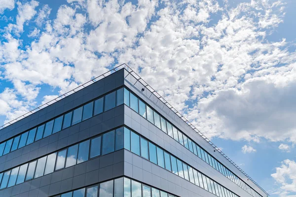 구름과 하늘의 배경에 현대적인 사무실 — 스톡 사진