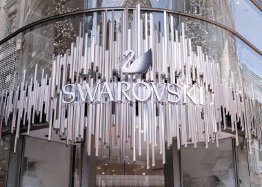 Viyana, Avusturya - 22 Eylül 2019: Swarovski Avusturyalı kristal, takı, aksesuar, dekor objeve heykelcik üreticisidir.