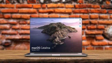 Cracow, Polonya - 10 Ekim 2019: Macbook Pro Apple dizüstü bilgisayarının Mac için yeni bir sürümü..