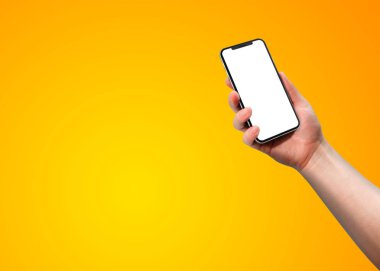 Sarı şablon, model, modern tasarım üzerinde izole edilmiş boş ekranlı akıllı telefonu tutan kadın..
