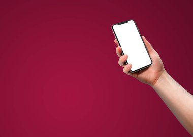 Burgonya arka planında boş ekranı olan akıllı telefonu tutan kadın. Şablon, model, modern, tasarım.