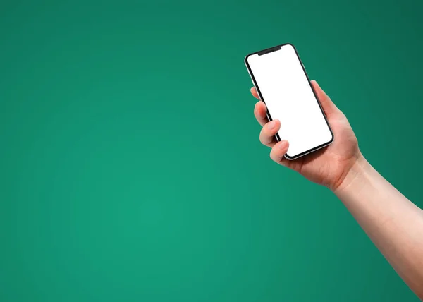 Mulher Mão Segurando Telefone Inteligente Com Tela Branco Isolado Verde — Fotografia de Stock