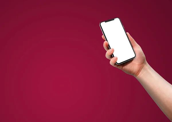 Burgonya arka planında boş ekranı olan akıllı telefonu tutan kadın. Şablon, model, modern, tasarım.