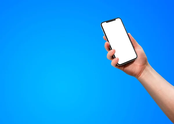 Kéz Kezében Okos Telefon Üres Képernyő Elszigetelt Kék Háttérrel Sablon — Stock Fotó