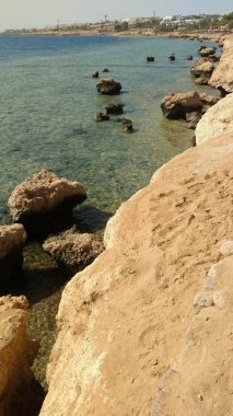 Arka plan ile kum üzerinde metrelik Kızıldeniz.