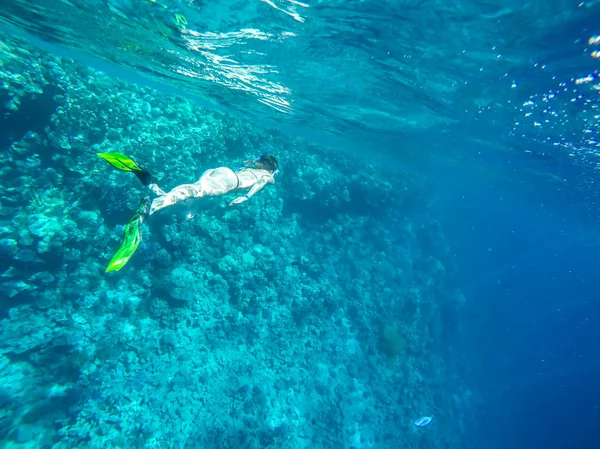 Chica Nada Cerca Coral Mar Rojo — Foto de Stock