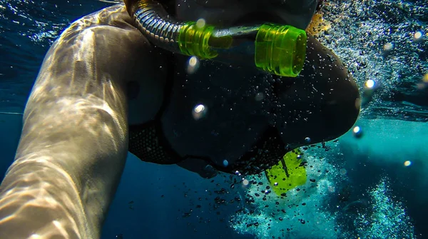 Tjej Simmar Nära Coral Röda Havet — Stockfoto