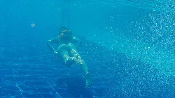 Photo Girl Swims Pool — Stock Photo, Image