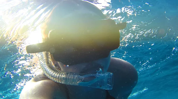 Девушка Плавает Рядом Кораллом Красном Море — стоковое фото