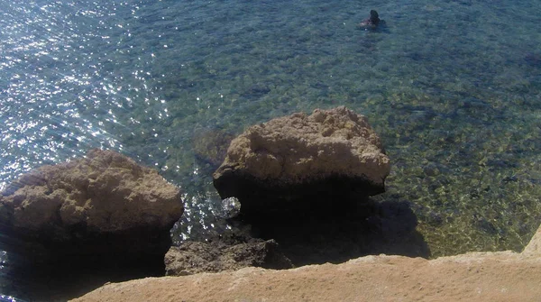 Foto Von Rotem Meeresstrand Mit Steinen — Stockfoto