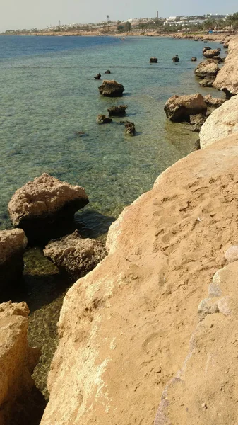 Arka plan ile kum üzerinde metrelik Kızıldeniz.