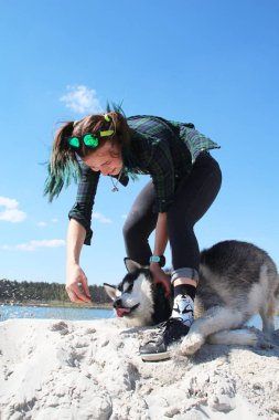 En iyi arkadaşım oynarken, kız ve dış yapraklar fotoğraf.