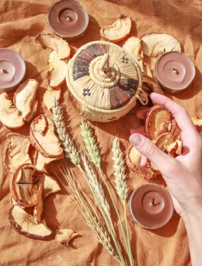 Kurutulmuş elma ve sivri, eller ile sonbahar flatlay.