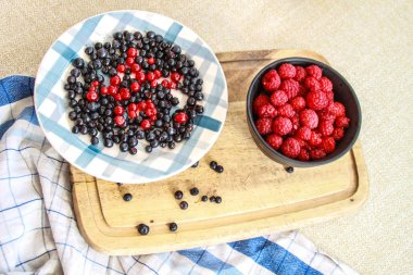 Ahududu, yaban mersini ve Bektaşi Flatlay.