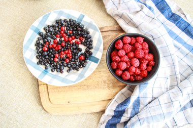 Ahududu, yaban mersini ve Bektaşi Flatlay.